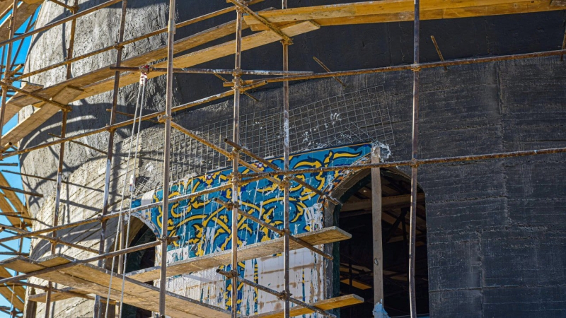 الْأَمَانَة الْخَاصَّة تُبَاشِر بتغليف الْقُبَّة الْخَارِجِيَّة للمرقد الْمُطَهِّر