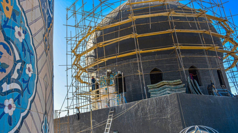 الْأَمَانَة الْخَاصَّة تُبَاشِر بتغليف الْقُبَّة الْخَارِجِيَّة للمرقد الْمُطَهِّر