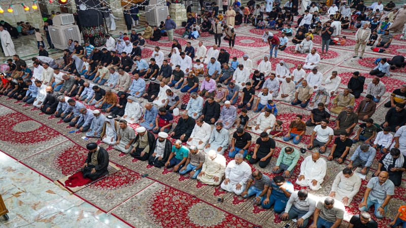 أقيمت صلاة الجماعة العبادية في رواق الامام الحسن المجتبى (ع) بأمامة سماحة السيد ليث الموسوي(دام توفيقه)