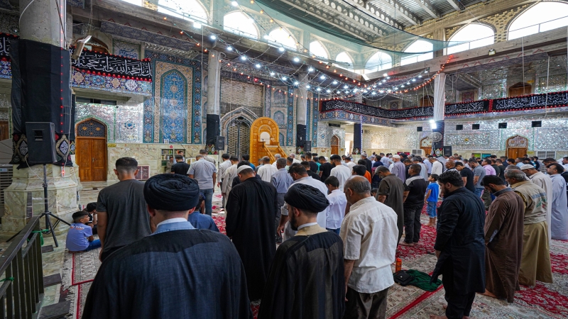 أقيمت صلاة الجماعة العبادية في رواق الامام الحسن المجتبى (ع) بأمامة سماحة السيد ليث الموسوي(دام توفيقه)