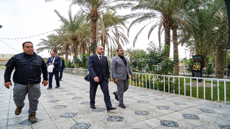 وفد رفيع المستوى من أمانة العاصمة بغداد يتشرف بزيارة قبر ريحانة الإمام المجتبى (ع)