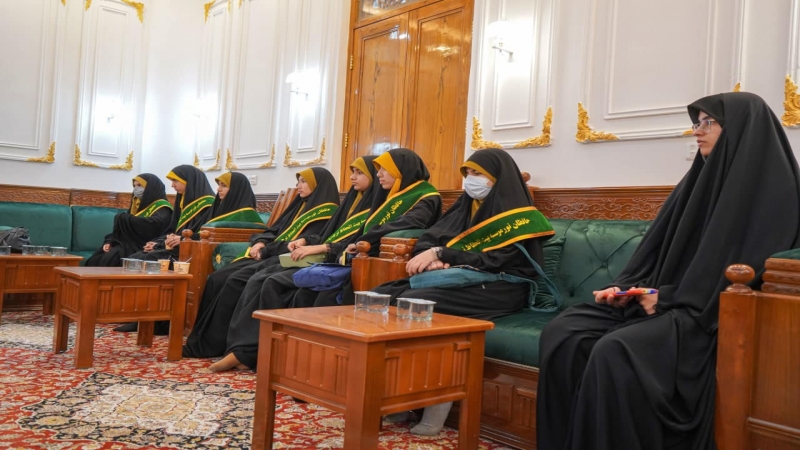 فتيات حافظات للقرآن الكريم من شتى محافظات إيران في ضيافة بنت كريم أهل البيت