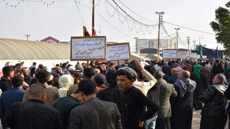 رايات العزاء لموكب النجف الأشرف ترفرف بشجن العبرات عند قبر حفيدة السيدة الزهراء (ع)
