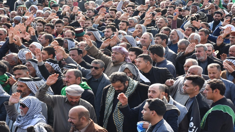 رايات العزاء لموكب النجف الأشرف ترفرف بشجن العبرات عند قبر حفيدة السيدة الزهراء (ع)