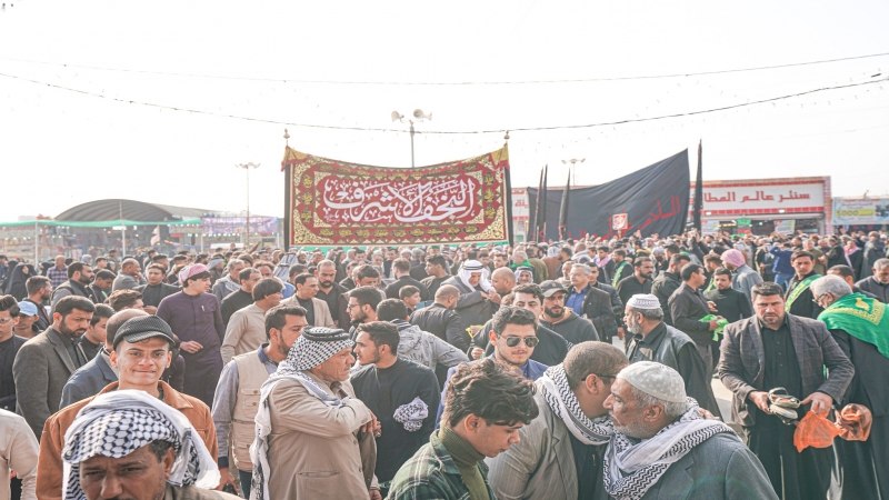 رايات العزاء لموكب النجف الأشرف ترفرف بشجن العبرات عند قبر حفيدة السيدة الزهراء (ع)