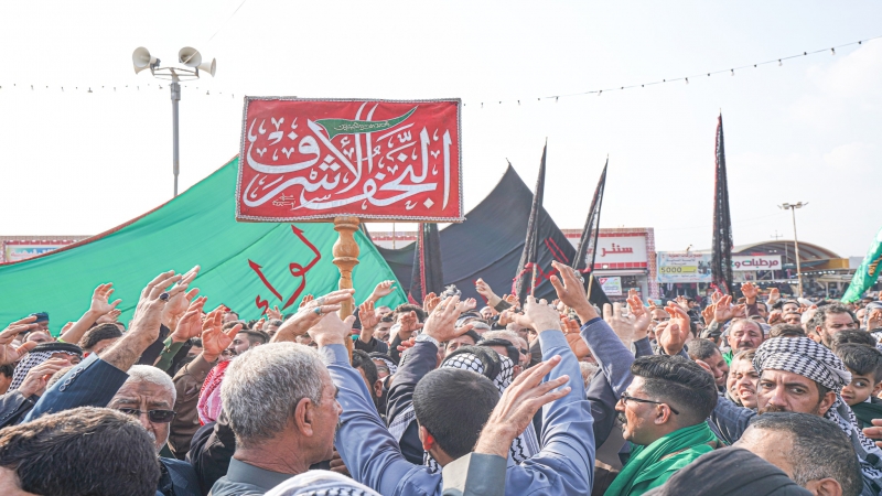 رايات العزاء لموكب النجف الأشرف ترفرف بشجن العبرات عند قبر حفيدة السيدة الزهراء (ع)