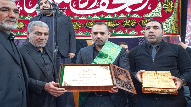 رايات العزاء لموكب النجف الأشرف ترفرف بشجن العبرات عند قبر حفيدة السيدة الزهراء (ع)