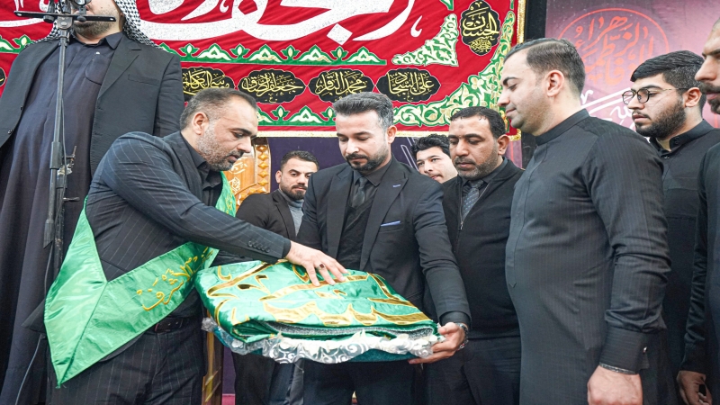 رايات العزاء لموكب النجف الأشرف ترفرف بشجن العبرات عند قبر حفيدة السيدة الزهراء (ع)