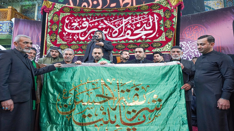 رايات العزاء لموكب النجف الأشرف ترفرف بشجن العبرات عند قبر حفيدة السيدة الزهراء (ع)