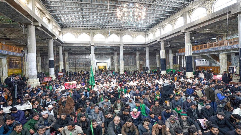 رايات العزاء لموكب النجف الأشرف ترفرف بشجن العبرات عند قبر حفيدة السيدة الزهراء (ع)