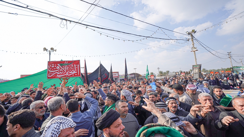 رايات العزاء لموكب النجف الأشرف ترفرف بشجن العبرات عند قبر حفيدة السيدة الزهراء (ع)