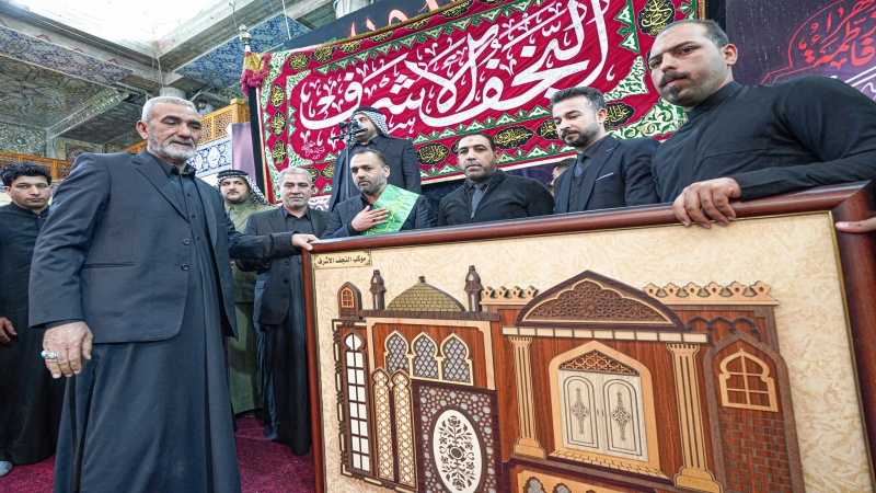 رايات العزاء لموكب النجف الأشرف ترفرف بشجن العبرات عند قبر حفيدة السيدة الزهراء (ع)