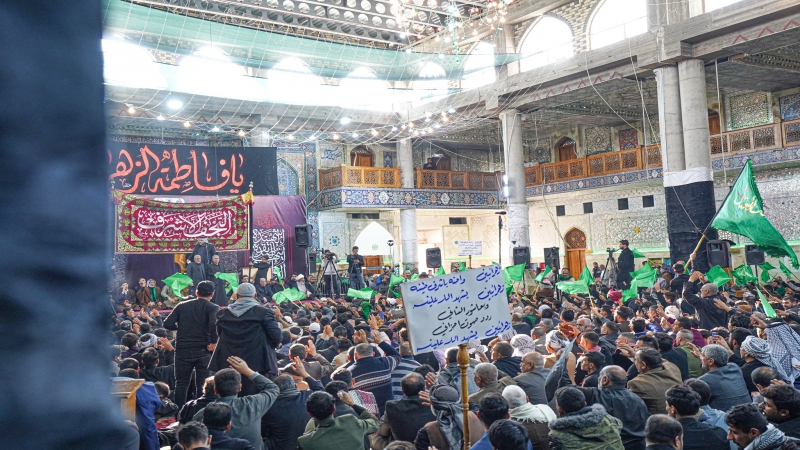 رايات العزاء لموكب النجف الأشرف ترفرف بشجن العبرات عند قبر حفيدة السيدة الزهراء (ع)