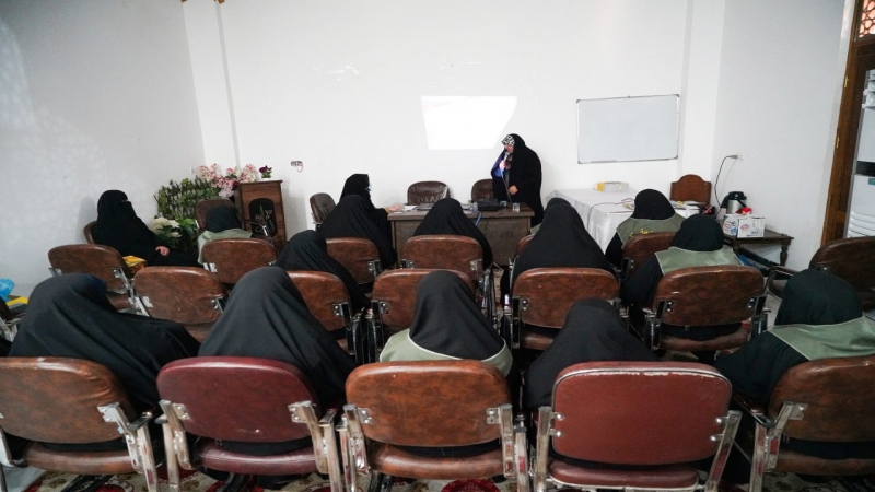 الأمانة الخاصة للمرقد المطهر تقيم دورة للتنمية البشرية للمنتسبات في الحرم الشريف