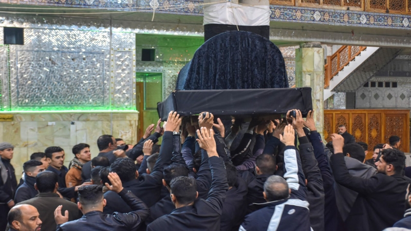 نعش السيدة الجليلة ام البنين يرفع في حرم العلويَّة الطاهرة السيَّدة شريفة (عليها السلام)