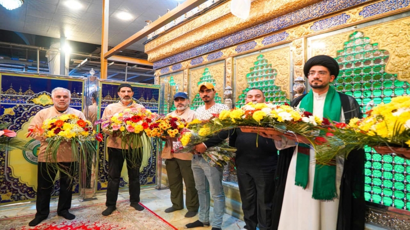 باقات الورود الطبيعية تزين شباك سيدة الشفاء العلوية الشريفة بنت الامام الحسن المجتبى (ع)