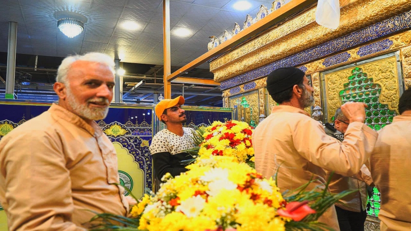 باقات الورود الطبيعية تزين شباك سيدة الشفاء العلوية الشريفة بنت الامام الحسن المجتبى (ع)