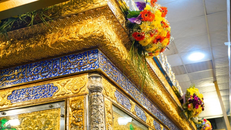 باقات الورود الطبيعية تزين شباك سيدة الشفاء العلوية الشريفة بنت الامام الحسن المجتبى (ع)