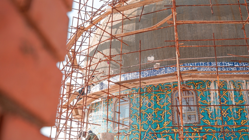 آيَاتٍ قُرْآنِيَّةً مُبَارَكَة تَزَيَّن قُبَّة ريحانة الْإِمَام الْمُجْتَبَى