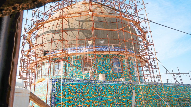 آيَاتٍ قُرْآنِيَّةً مُبَارَكَة تَزَيَّن قُبَّة ريحانة الْإِمَام الْمُجْتَبَى