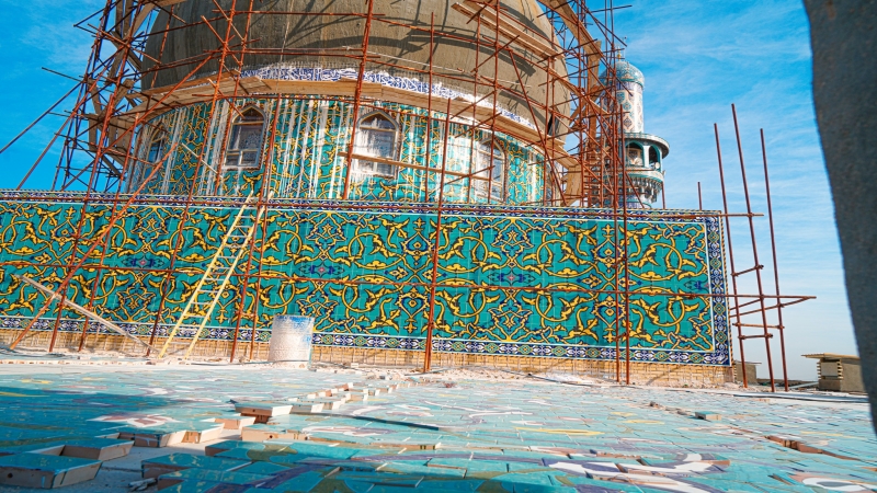 آيَاتٍ قُرْآنِيَّةً مُبَارَكَة تَزَيَّن قُبَّة ريحانة الْإِمَام الْمُجْتَبَى