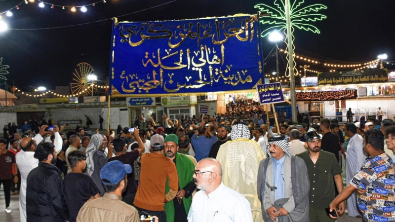 مَوْكِبُ عَزَاءَ الْحَلَةَ الْمَرْكَزِيِّ وبالتَعاونِ مَعَ الْأَمَانَةِ الْخَاصَّةً لِلْمُرْقِدَ الشَّرِيفِ يُقِيمَ مُحَفَّلَا بَهِيجَا بِوِلَادَةِ ال