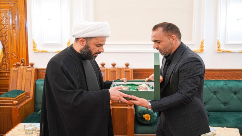 الْأَمَانَةُ الْخَاصَّة تَكْرَمَ الْخَطِيبُ الْحُسَيْنِيُّ الشَّيْخُ الْحَسْنَاوِيً بِدِرْعٍ الْخِدْمَةِ وَالْوَفَاءِ