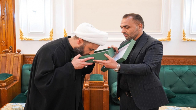 الْأَمَانَةُ الْخَاصَّة تَكْرَمَ الْخَطِيبُ الْحُسَيْنِيُّ الشَّيْخُ الْحَسْنَاوِيً بِدِرْعٍ الْخِدْمَةِ وَالْوَفَاءِ