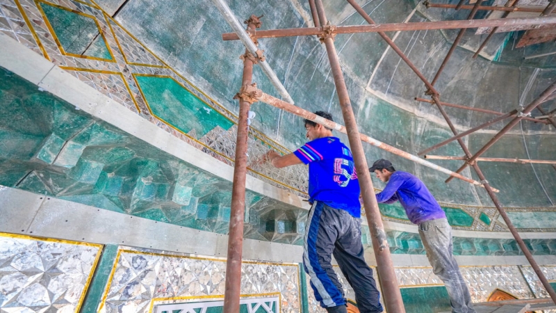 بالصور : تغليف القبة الداخلية لضريح العلوية الشريفة بنت الامام الحسن المجتبى (ع) بالمرايا