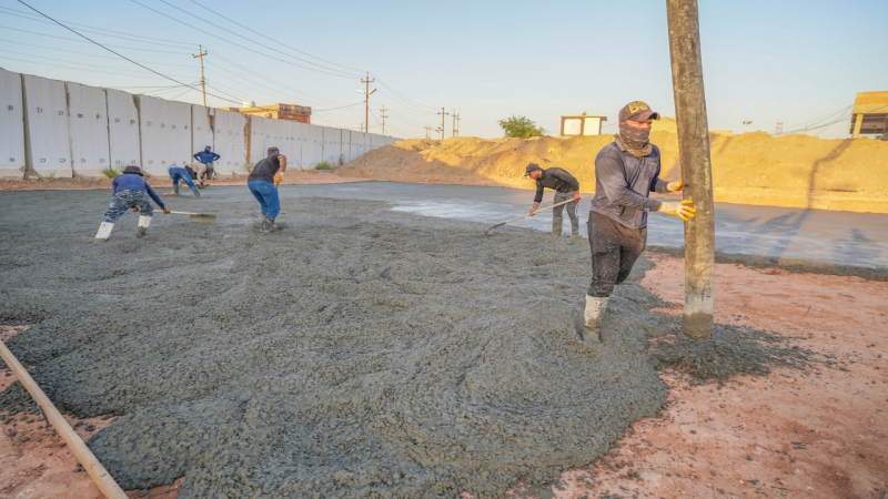 الكوادر الهندسية والفنية التابعة الى الأمانة الخاصة تباشر بصب طبقة النظافة (Blinding)