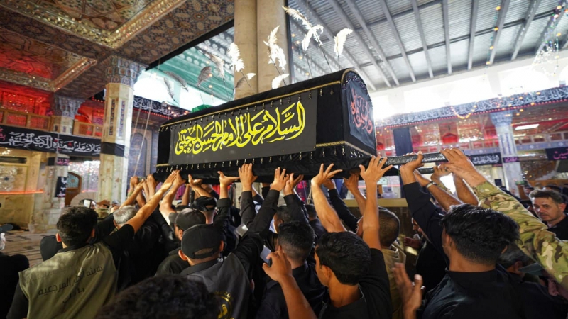 المؤمنون يشاركون بمراسيم التشييع الرمزي لنعش الامام الحسن المجتبى