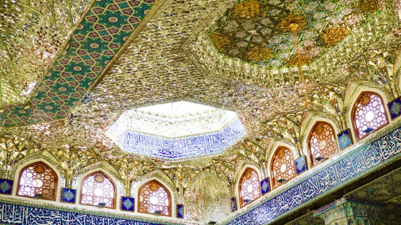 دقة في التصميم وبراعة في التنفيد تجسدت في سقف رواق الحوراء زينب (ع) في مرقد الشريفة بنت الامام الحسن المجتبى (ع)