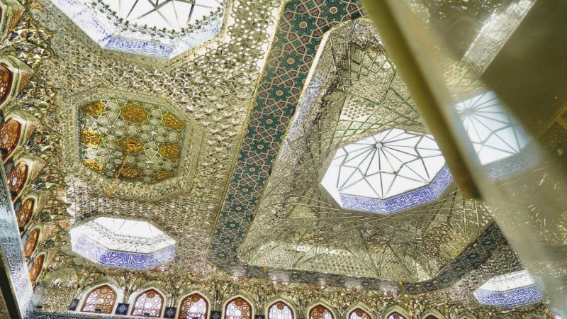 دقة في التصميم وبراعة في التنفيد تجسدت في سقف رواق الحوراء زينب (ع) في مرقد الشريفة بنت الامام الحسن المجتبى (ع)