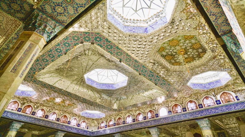 دقة في التصميم وبراعة في التنفيد تجسدت في سقف رواق الحوراء زينب (ع) في مرقد الشريفة بنت الامام الحسن المجتبى (ع)