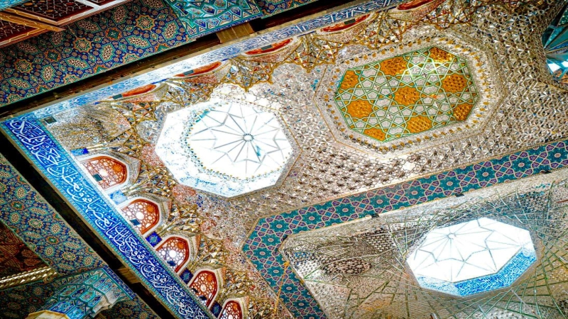 دقة في التصميم وبراعة في التنفيد تجسدت في سقف رواق الحوراء زينب (ع) في مرقد الشريفة بنت الامام الحسن المجتبى (ع)