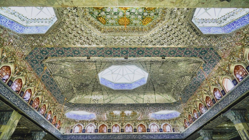 دقة في التصميم وبراعة في التنفيد تجسدت في سقف رواق الحوراء زينب (ع) في مرقد الشريفة بنت الامام الحسن المجتبى (ع)