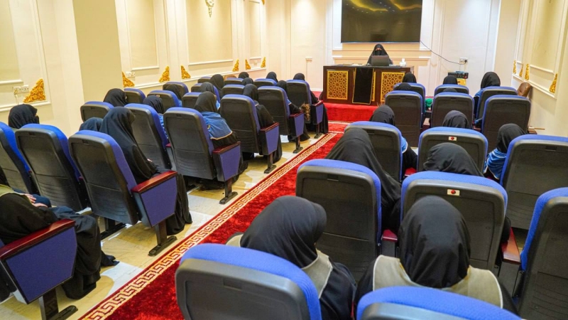 استمرار الندوات الحوارية التثقيفية الدينية في حرم طبيبة المعلولين