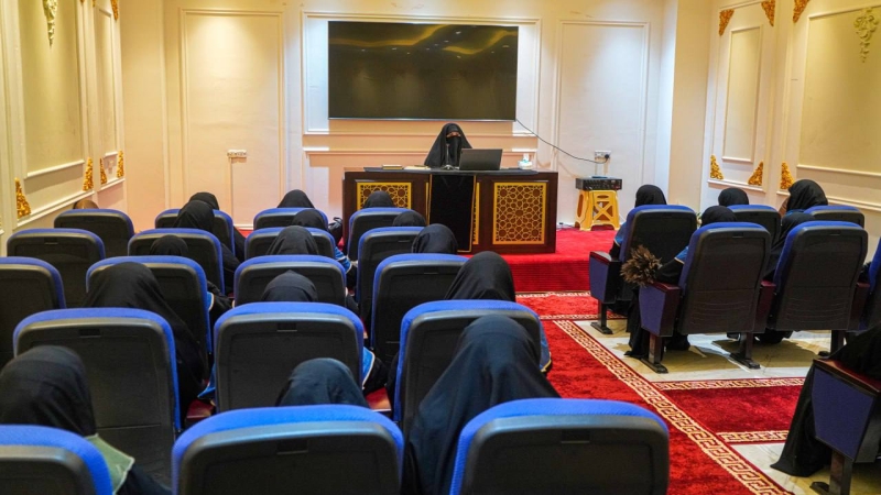 استمرار الندوات الحوارية التثقيفية الدينية في حرم طبيبة المعلولين