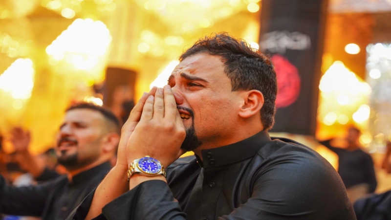 قال الرضا (عليه السلام): من تذكّر مصابنا وبكى لما ارتكب منّا، كان معنا في درجتنا يوم القيامة، ومن ذكّر بمصابنا فبكى وأبكى لم تبك عينه يوم تبكي العيون،