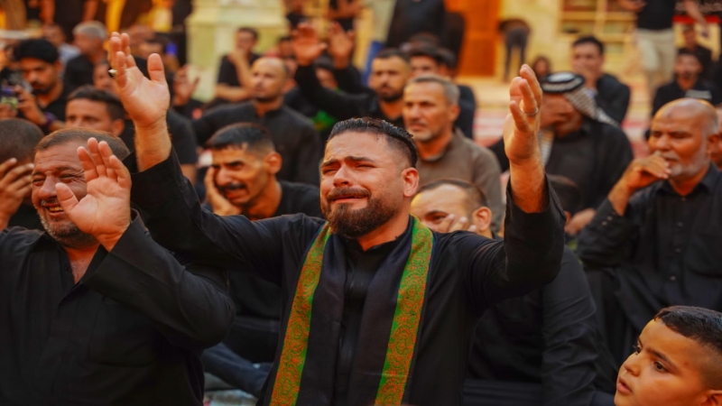 قال الرضا (عليه السلام): من تذكّر مصابنا وبكى لما ارتكب منّا، كان معنا في درجتنا يوم القيامة، ومن ذكّر بمصابنا فبكى وأبكى لم تبك عينه يوم تبكي العيون،