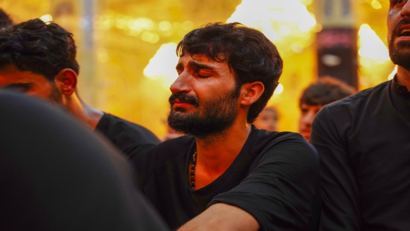 قال الرضا (عليه السلام): من تذكّر مصابنا وبكى لما ارتكب منّا، كان معنا في درجتنا يوم القيامة، ومن ذكّر بمصابنا فبكى وأبكى لم تبك عينه يوم تبكي العيون،
