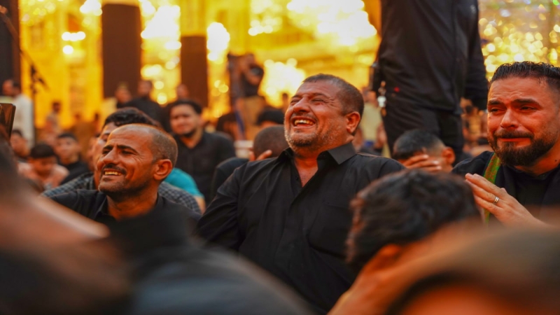 قال الرضا (عليه السلام): من تذكّر مصابنا وبكى لما ارتكب منّا، كان معنا في درجتنا يوم القيامة، ومن ذكّر بمصابنا فبكى وأبكى لم تبك عينه يوم تبكي العيون،