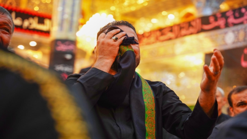 قال الرضا (عليه السلام): من تذكّر مصابنا وبكى لما ارتكب منّا، كان معنا في درجتنا يوم القيامة، ومن ذكّر بمصابنا فبكى وأبكى لم تبك عينه يوم تبكي العيون،