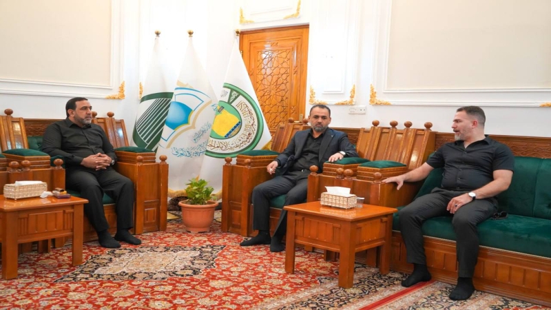 عميد كلية الفنون الدكتور عامر صباح المرزوك يكرم ادارة المرقد المبارك بدرع الابداع للمشاركة في مهرجان ينابيع الشهادة المسرحي للدورة العاشرة