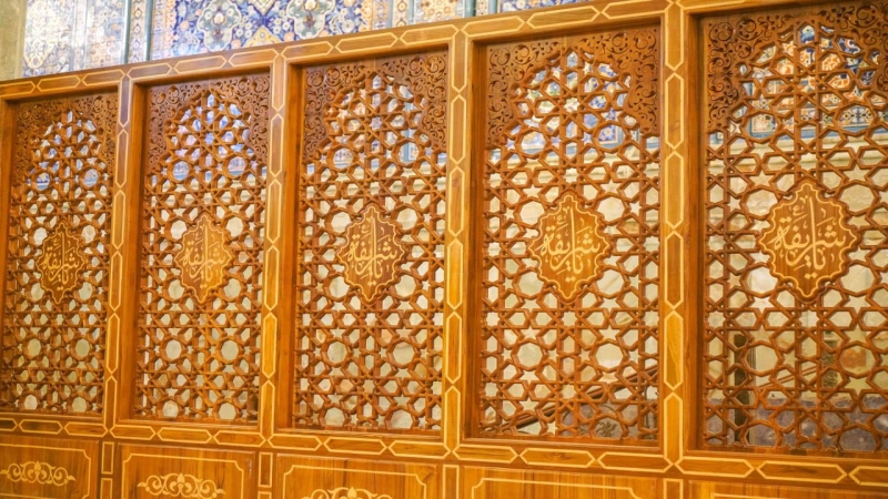 نصب المحجرات الخشبية للسرداب السيدة نرجس(ع) من جهتي الحرم المبارك