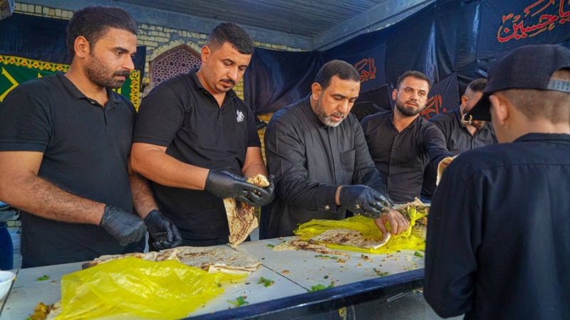 موكب الأمانة الخاصة لمرقد الشريفة بنت الحسن (ع) يواصل تقديم أفضل الخدمات للزائرين