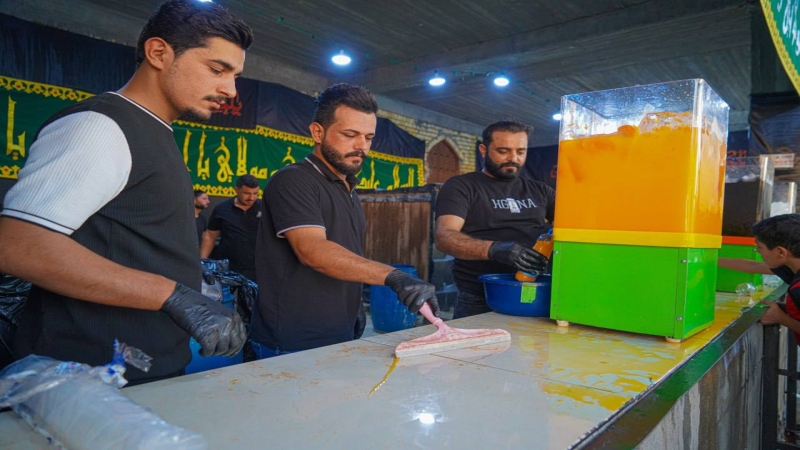 موكب الأمانة الخاصة لمرقد الشريفة بنت الحسن (ع) يواصل تقديم أفضل الخدمات للزائرين