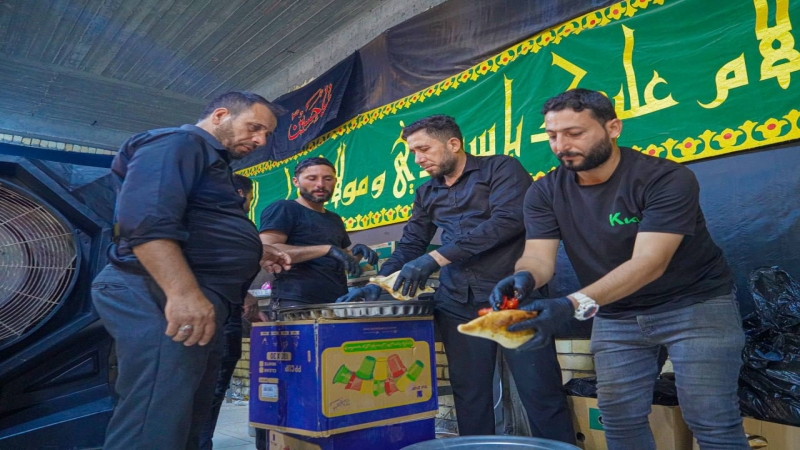 موكب الأمانة الخاصة لمرقد الشريفة بنت الحسن (ع) يواصل تقديم أفضل الخدمات للزائرين