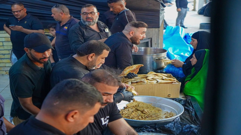 موكب الأمانة الخاصة لمرقد الشريفة بنت الحسن (ع) يواصل تقديم أفضل الخدمات للزائرين