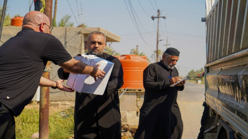 الامانة الخاصة للمرقد المبارك تباشر بتوزيع المواد الغذائية على المواكب الحسينية